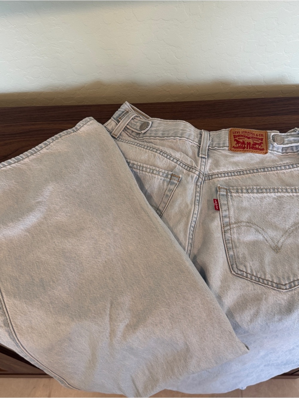 Levi's Women's Cinch Baggy Jeans Light Wash "Never Going To Change" - Picture 4 of 5